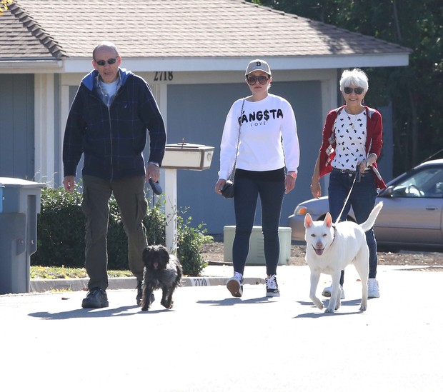 X17 - Amanda Bynes com os pais em Thousand Oaks, na Califórnia, nos Estados Unidos (Foto: X17online/ Agência)