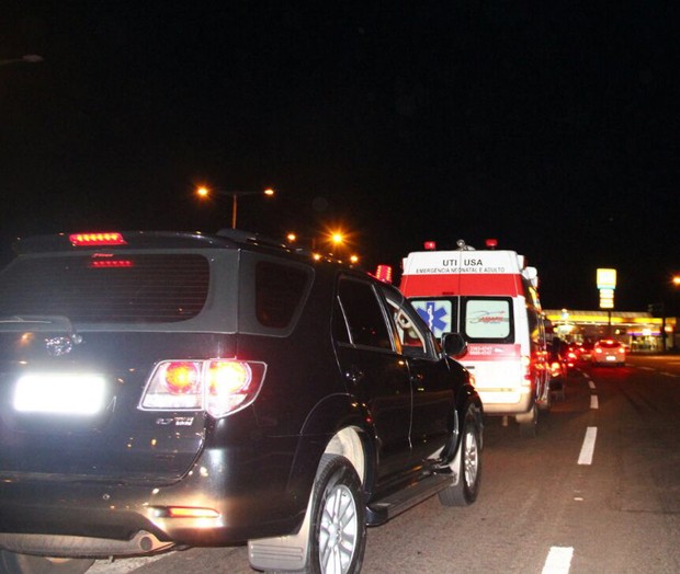 Ambulância de Angelica e Luciano Huck deixa hospital (Foto:  Fernando Antunes / Campo Grande News / AgNews)