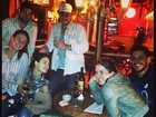 Papo solto e bom vinho: Isis Valverde posta foto de noite com amigos