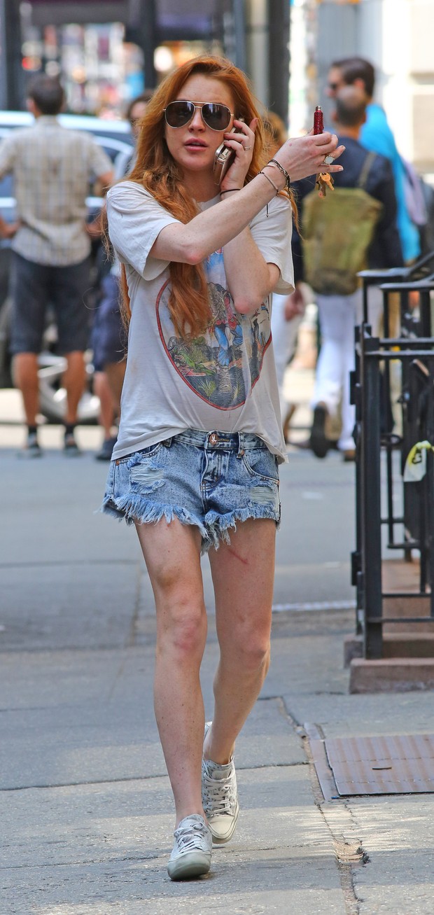 Lindsay Lohan exibe machucado em sua perna  (Foto: AKM-GSI / AKM-GSI)