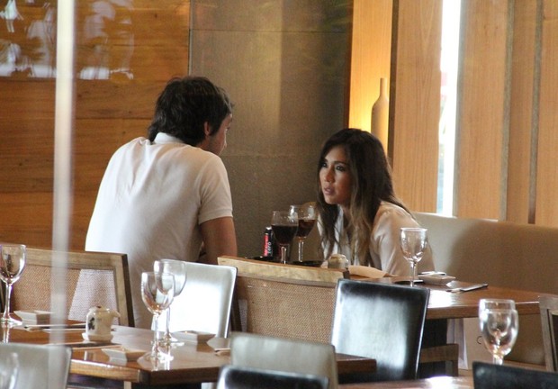 Daniele Suzuki almoça com o marido em shopping da Barra (Foto: Marcus Pavão / AgNews)