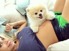 Karina Bacchi faz selfie com cachorro e mostra barriguinha de grávida 