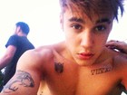 Justin Bieber aparece sem camisa em foto e exibe tatuagens