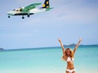 Candice Swanepoel posta foto de biquíni em praia paradisíaca