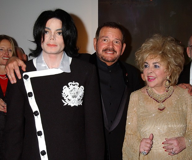 Michael Jackson, Arnold W. Klein e Elizabeth Taylor no amfAR em 2002 (Foto: Getty Images)