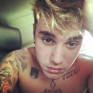 Justin Bieber posa sem camisa (Foto: Instagram/ Reprodução)