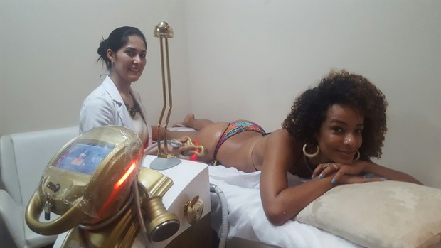 Aline Prado faz tratamento contra celulites (Foto: Divulgação / MF Models Assessoria )