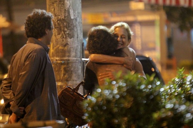 Maurício Farias, Andréa Beltrão e Marieta Severo na Zona Sul do Rio (Foto: Rodrigo dos Anjos/ Ag. News)