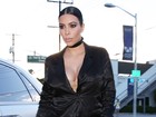 Decotada, Kim Kardashian chama a atenção por bumbum avantajado