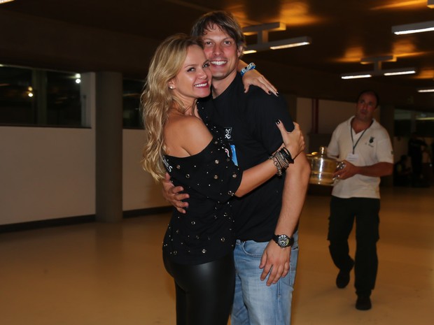 Eliana e o namorado, Adriano Ricco, em show em São Paulo (Foto: Manuela Scarpa/ Brazil News)