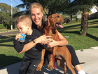Ana Hickmann passeia com o filho e o cachorro: 'Meus meninos'