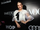 Claudia Leitte usa look Dolce & Gabbana em baile de gala