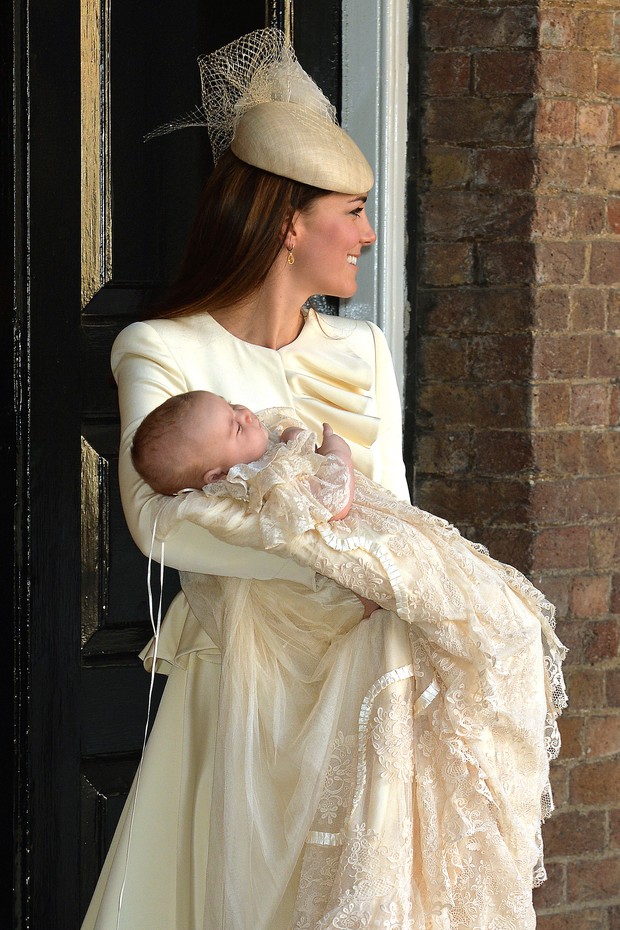 Kate Middleton e príncipe George (Foto: JOHN STILLWELL ANDREW COWIE / AFP)