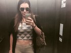 Simony exibe a barriga chapada em selfie dentro do elevador