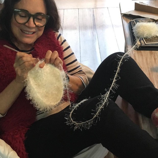 Regina Duarte posta foto fazendo crochê para a neta mais velha (Foto: Reprodução/Instagram)