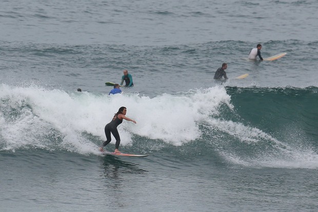 Danielle Suzuki surfa na praia da Macumba  (Foto: Dilson Silva/AgNews)