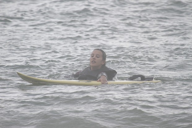 Cristiane Dias faz cait surf na praia da Barra da Tijuca (Foto: Dilson Silva / Agnews)