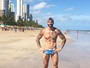 Ex-BBB Rodrigo exibe corpo sarado em ida à praia