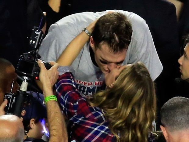 Gisele Bündchen beija Tom Brady no Super Bowl em Glendale, no Arizona, nos Estados Unidos (Foto: Jamie Squire/ Getty Images/ AFP)