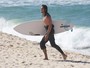 Tiago Iorc aproveita tarde de sol para surfar no Rio de Janeiro