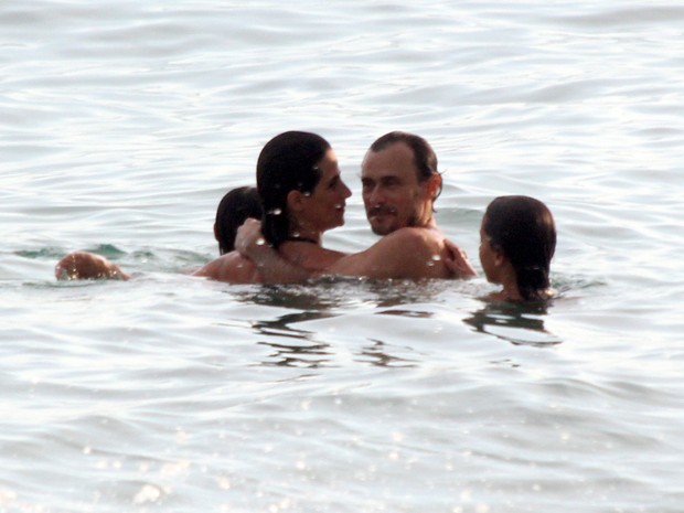 Mariana Lima e o marido, Enrique Díaz, com as filhas em praia na Zona Sul do Rio (Foto: J. Humberto/ Ag. News)