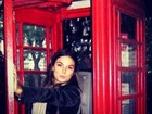 Isis Valverde posta foto em cabine telefônica em Londres