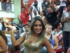 Ex-BBB Mayra usa vestidinho dourado em noite de samba