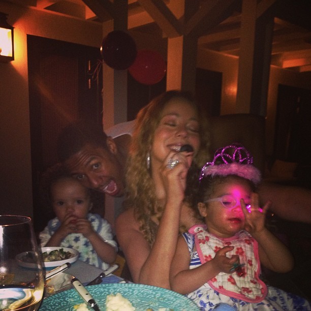 Mariah Carey coma família no seu aniversário (Foto: Reprodução/Twitter)