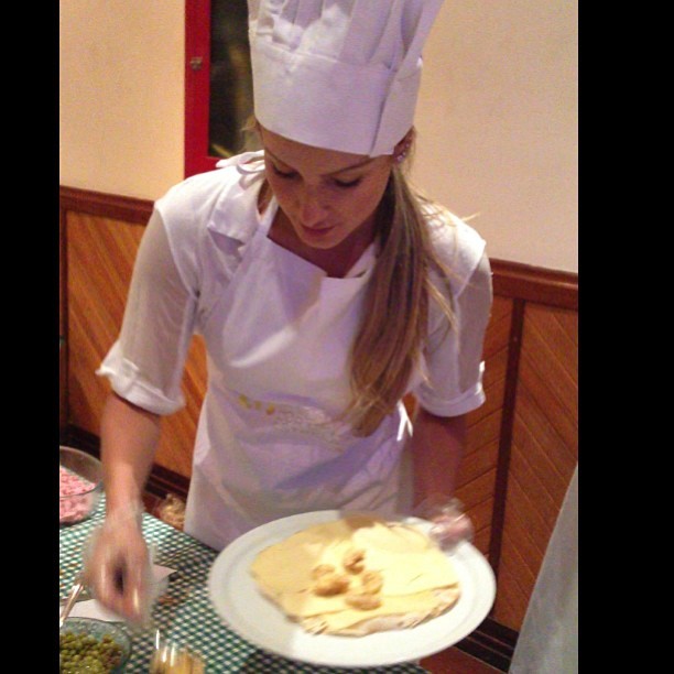 Claudia Leitte prepara pizza (Foto: Instagram/ Reprodução)