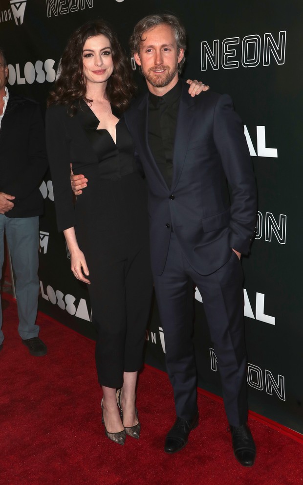 Anne Hathaway e o marido, Adam Shulman, em première de filme em Los Angeles, nos Estados Unidos (Foto: Frederick M. Brown/ Getty Images/ AFP)