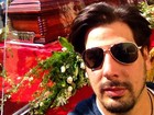 Ator faz selfie com caixão de Roberto Bolaños