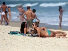 Grazi Massafera curte dia de sol em praia do Rio com biquíni de lacinho