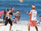 Priscila Fantin joga futevôlei em praia do Rio e exibe barriguinha sarada