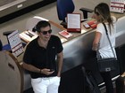 Flávia Alessandra e Otaviano Costa caem na gargalhada em aeroporto