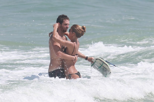 Fernanda de Freitas na praia com namorado (Foto: Dilson Silva/ Ag. News)