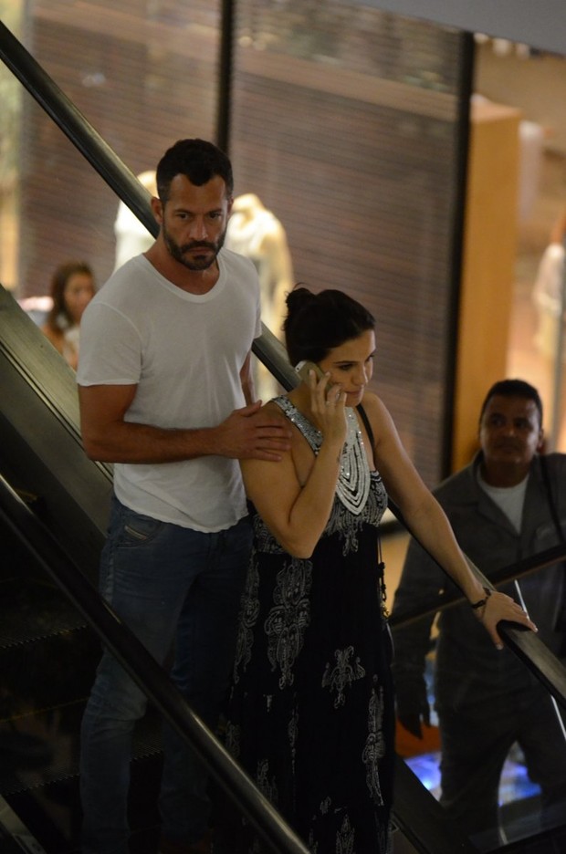 Malvino Salvador e Kyra Gracie em shopping do Rio (Foto: Henrique Oliveira / AgNews)