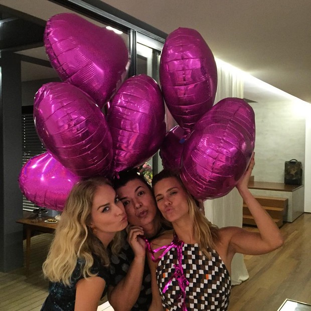 Carolina Dieckmann comemora aniversário com amigos (Foto: Instagram / Reprodução)