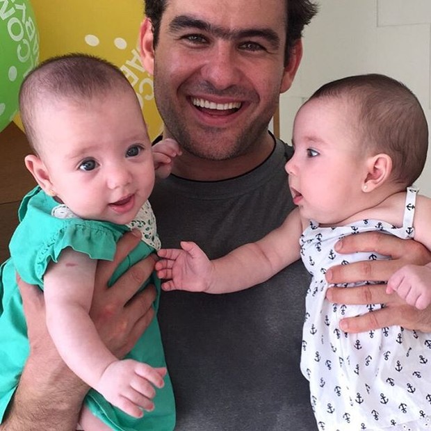 Thierry Figueira com as filhas, Nina e Rafa (Foto: Reprodução / Instagram)