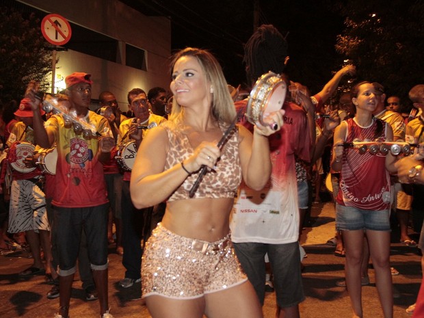 Viviane Araújo em ensaio de rua do Salgueiro, na Zona Norte do Rio (Foto: Isac Luz/ EGO)