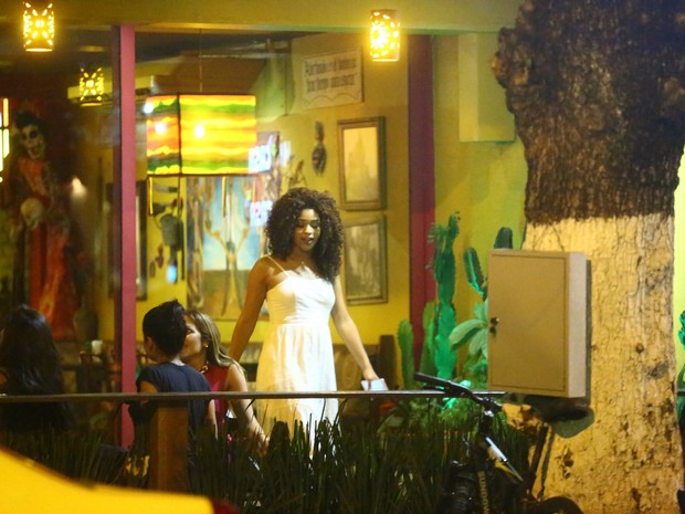 Juliana Alves em restaurante na Zona Oeste do Rio (Foto: Ag. News)