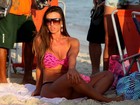 Nicole Bahls vai de biquíni fio-dental à praia no Rio