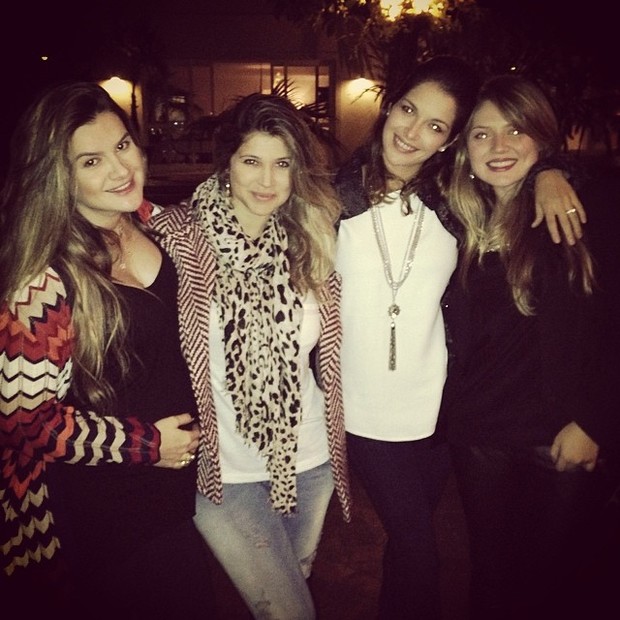 Mirella Santos e Danielle Souza com amigas em restaurante em São Paulo (Foto: Instagram/ Reprodução)