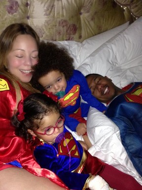 Mariah Carey com o marido, Nick Cannon, e os filhos Monroe e Moroccan (Foto: Twitter/ Reprodução)
