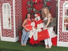 Luma e Isis de Oliveira tiram foto com Papai Noel em shopping