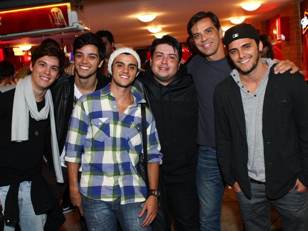 Rodrigo Simas, Felipe Simas, Bruno Gissoni e Beto Simas com amigos em bar no Rio (Foto: Raphael Mesquita/ Divulgação)