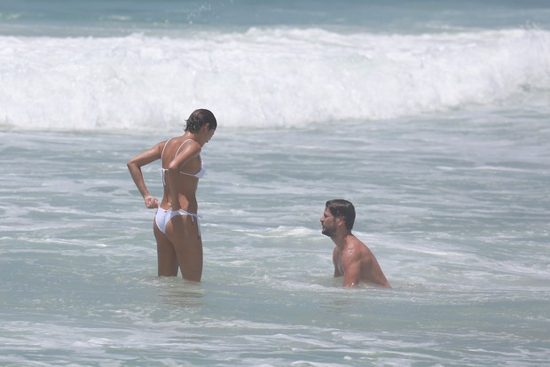 Sophie Charlotte e Daniel de Oliveira namoram na praia da Reserva (Foto: Dilson Silva/AgNews)