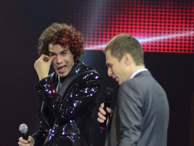 Sam Alves se emociona ao lado de Tiago Leifert na final do &#39;The Voice Brasil&#39; (Foto: Roberto Teixeira/ EGO)