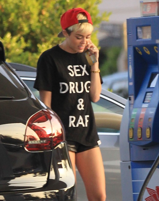 Miley Cyrus em posto de gasolina em Los Angeles, nos Estados Unidos (Foto: Grosby Group/ Agência)
