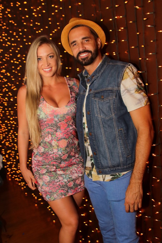 Latino com a namorada Jéssica Rodrigues (Foto: Thiago Duran/AgNews)