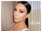 Kim Kardashian posa com camisa decotada para selfie